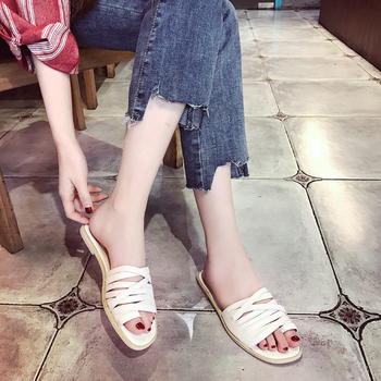 Ежедневни дамски чехли с каишка през единия пръст в бял цвят