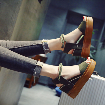 Дамски сандали на платформа с връзки в черен, зелен и бял цвят