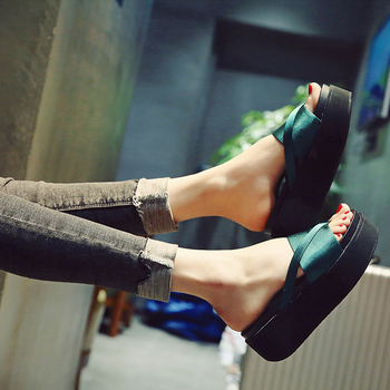 Стилни дамски чехли през пръст с висока платформа в зелен и черен цвят