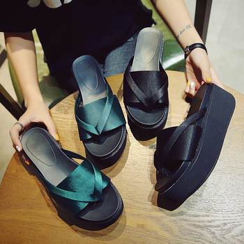Стилни дамски чехли през пръст с висока платформа в зелен и черен цвят