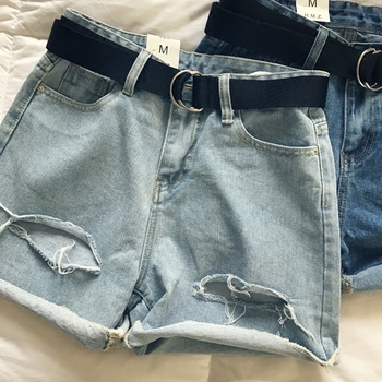 Къси дамски дънкови панталони леко накъсани в 2 нюанса на син цвят