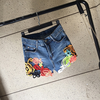 Стилни дамски къси панталони с бродерии на цветя, в син цвят