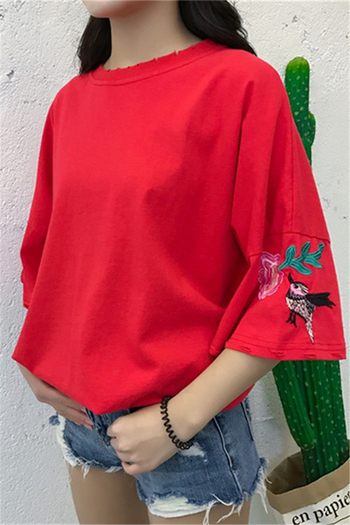 Широка дамска блуза с 3/4 ръкави и бродерия в червен, бял и тъмнозелен цвят