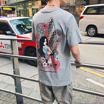 Μεγάλη αρσενικό shirt με κοντά μανίκια και ιαπωνικά μοτίβα