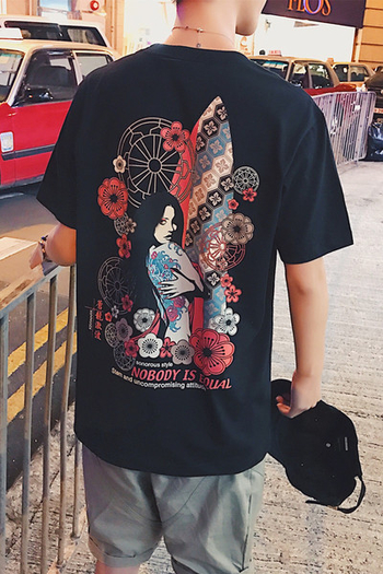 Μεγάλη αρσενικό shirt με κοντά μανίκια και ιαπωνικά μοτίβα