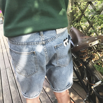 Αντρικά σύντομο τζιν παντελόνι σε δύο χρώματα με φρέσκα aplikatsiyka