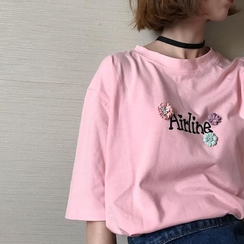 Κυρίες καθημερινή shirt με την επιγραφή και 3D διακόσμηση σε λευκό και ροζ