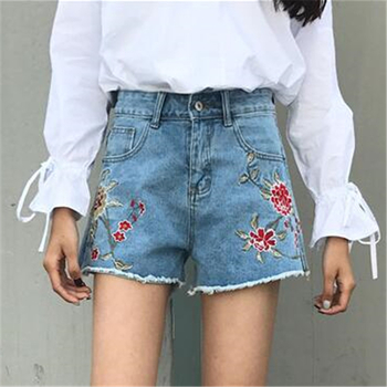 Стилни дамски къси панталони с бродерия на цветя