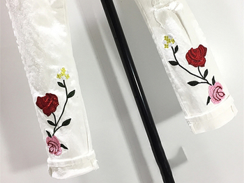 Стилни бели дънки с бродерии на цветя 