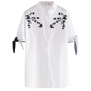 Актуален модел дамска риза с къс ръкав с бродирани флорални елементи