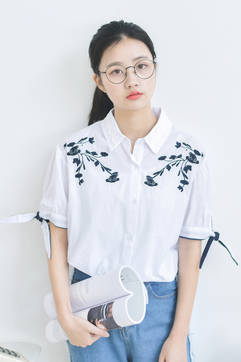 Актуален модел дамска риза с къс ръкав с бродирани флорални елементи