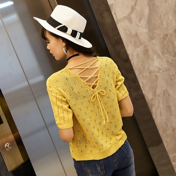 Модерна дамска плетена блузка с флорални мотиви