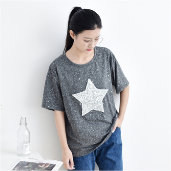 Μοντέρνο κυρίες T-shirt με glitter και το αστέρι