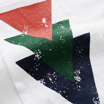 Λευκό εκκαθαριστεί κυρίες T-shirt με κοντά μανίκια, κατακερματισμένη μοτίβα και πολύχρωμα γεωμετρικά σχήματα