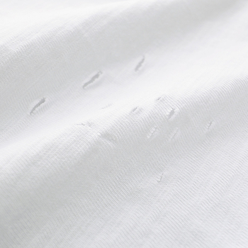 Бяла изчистена дамска тениска с къс ръкав,разпокъсани мотиви и шарени геометрични фигурки