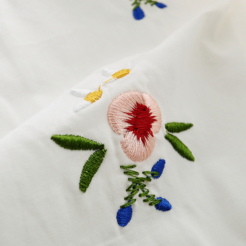 Много нежна дамска бяла риза с дълъг ръкав и красива бродерия на цветчета