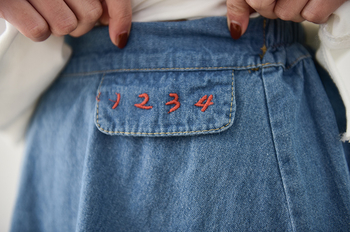 τζιν φούστα της Γυναίκας καθημερινά με πολλά ενδιαφέροντα διακοσμητικά τσέπης