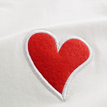 Σαφή σχέδια σε λευκό και μαύρο T-shirt με κεντημένα καρδούλα