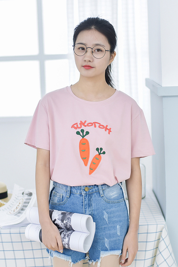 Много свежа летна дамска блузка с интересна апликация-морковче