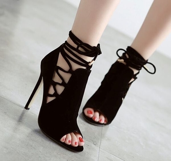 Страхотни дамски сандали на висок ток с връзки в черен цвят