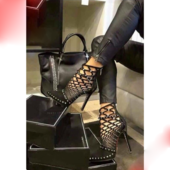 Σέξι κυρίες έκλεισε σανδάλια με ψηλά τακούνια σε μαύρο χρώμα με καψούλια