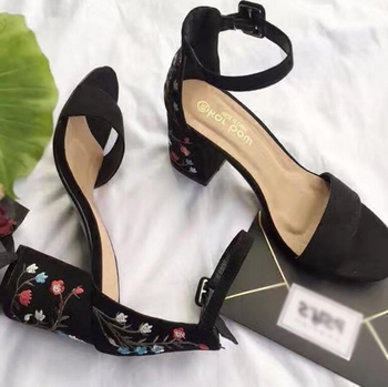 Дамски сандали с флорални мотири и дебел ток в бежов и черен цвят