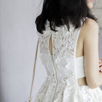 Дамска къса бяла дантелена рокля на цвета 