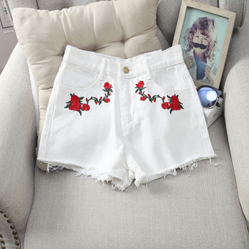 Дамски къси панталони с бродерия на цветя в бял, тъмно и светлосин цвят