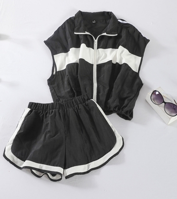 Дамски спортен комплект - къси панталони и къс суичър в черен и бежов цвят