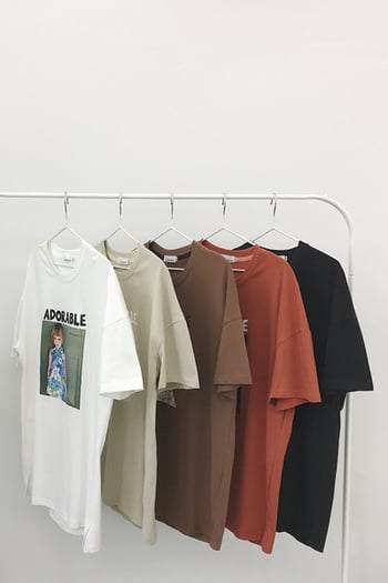 Πολύ φρέσκο ​​και μοντέρνο unisex t-shirt σε διάφορα χρώματα και ενδιαφέροντα σφραγίδα