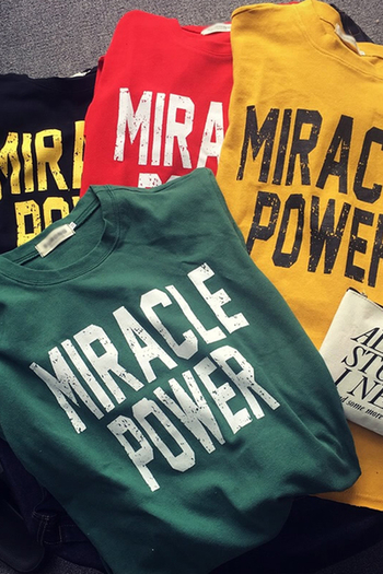 Широка мъжка тениска с 3/4 ръкав с надпис \'Miracle power\'