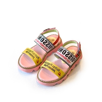 Сладки детски сандали за момичета с надписи в розов цвят