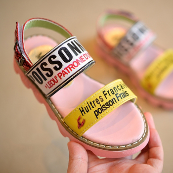 Сладки детски сандали за момичета с надписи в розов цвят