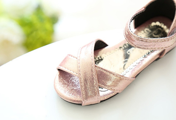Лъскави детски сандали за момичета с красива 3D декорация