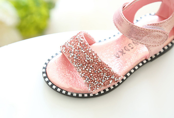 Лъскави детски сандали с 3D ушички в розов, черен и сребърен цвят