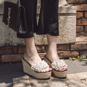 Γυναικείες παντόφλες με ψηλή πλατφόρμα και μαργαριτάρια σε λευκό και μαύρο χρώμα