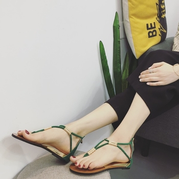 Дамски ежедневни сандали през пръст с метална декорация в черен и зелен цвят