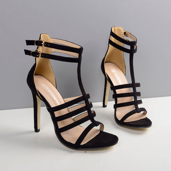 Много елегантни дамски обувки на висок ток в черен цвят