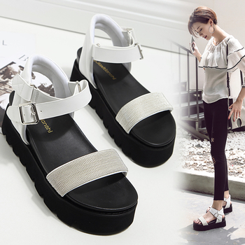 Стилни дамски сандали на лека платформа в бял и черен цвят