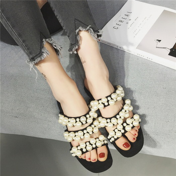 Дамски ежедневни чехли с много перли е бежов и черен цвят