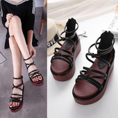 Κομψό κυρίες σανδάλια με λουριά σε μαύρο και βολική πλατφόρμα