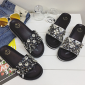 Μοντέρνες γυναικείες παντόφλες με όμορφες πέτρες σε μαύρο και ασημί χρώμα