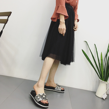 Модерни дамски чехли с красиви камъни в черен и сребърен цвят