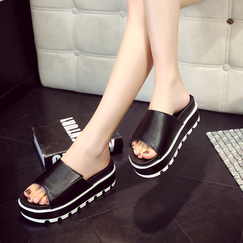 Ежедневни дамски чехли с устойчива подметка в бял и черен цвят