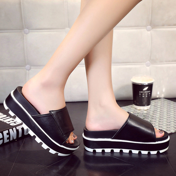 Ежедневни дамски чехли с устойчива подметка в бял и черен цвят