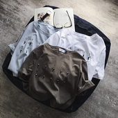 T-shirt και ενδιαφέροντα κεντήματα Ένα ενδιαφέρον μοντέλο των ανδρών