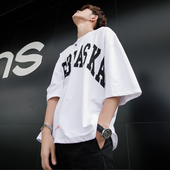 Μεγάλη αρσενικό μοντέλο ευρείας T-shirt