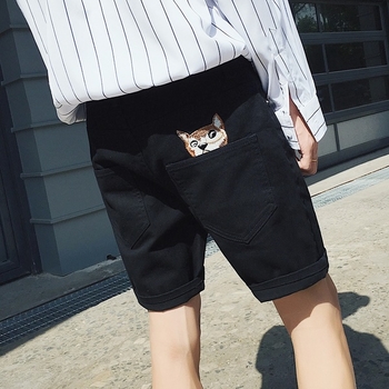 Много стилни мъжки дънкови къси шорти с интересна апликация на задния джоб