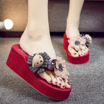 Сладки дамски чехли с дебела платформа и красива декорация, през пръст