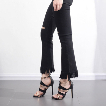 Модерни дамски сандали на висок ток с черни и златки каишки